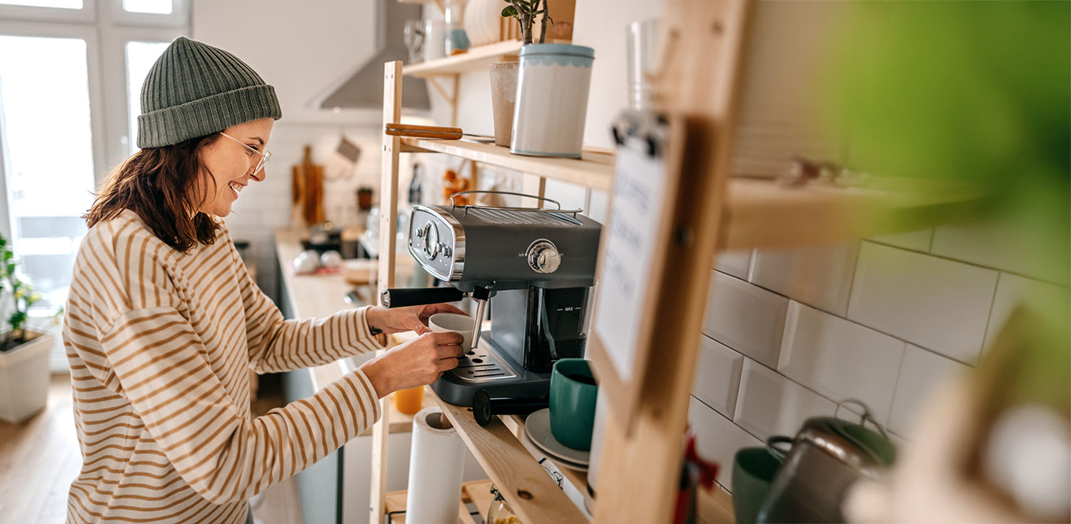 Frau bereitet Kaffee mit entkalktem Wasser zu – voller Geschmack und sanfte Crema