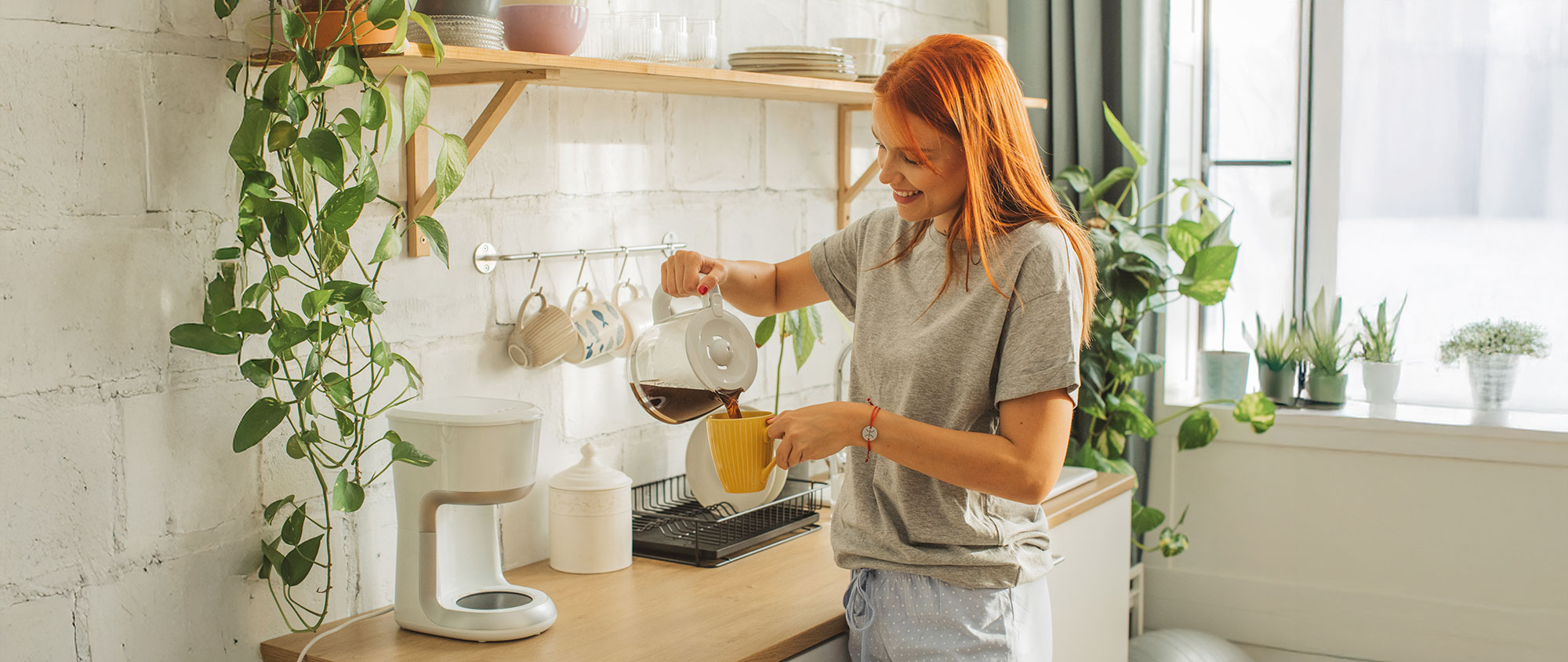 Helle Küche mit frisch gebrühtem Kaffee – entkalktes Wasser für besten Geschmack