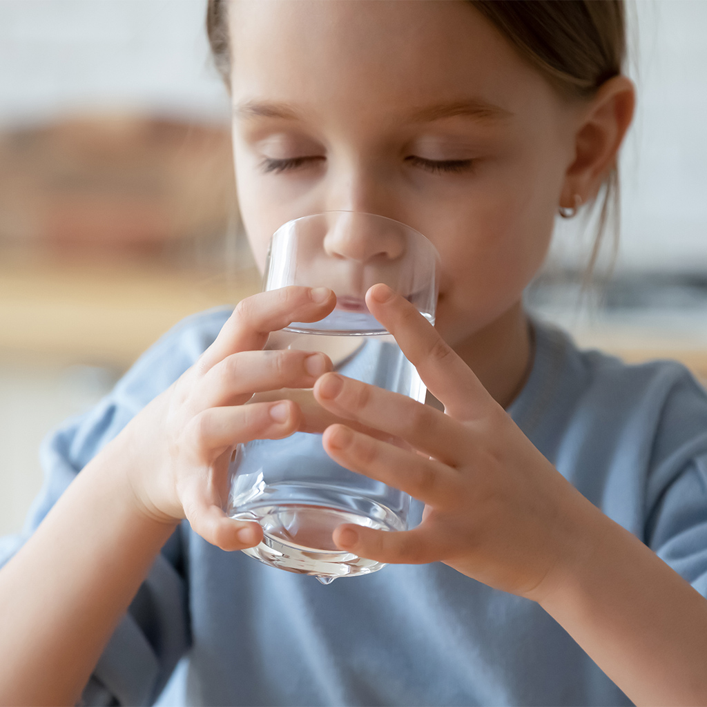 Leitungswasser trinken Ein Mädchen trinkt aus einem Glas frisches Wasser