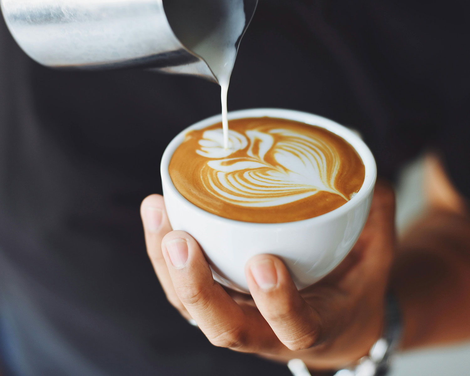 Siebträgermaschine beim Espressobezug – klares, entkalktes Wasser für besten Geschmack