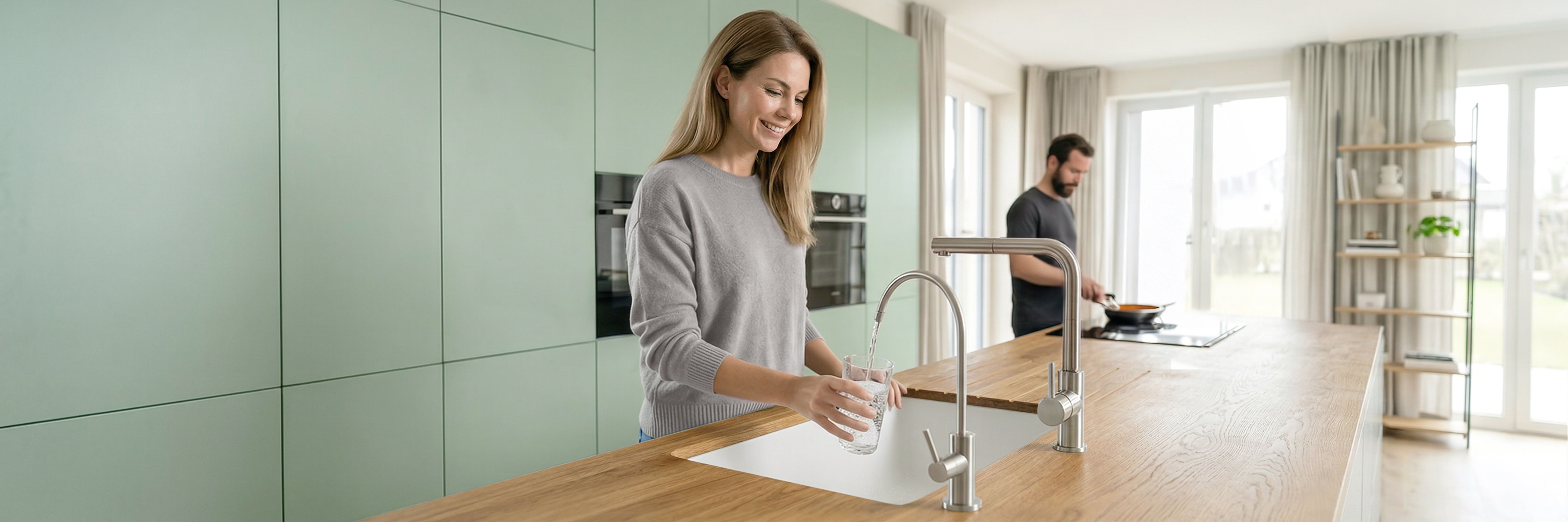 Frau zapft Wasser in moderner Küche