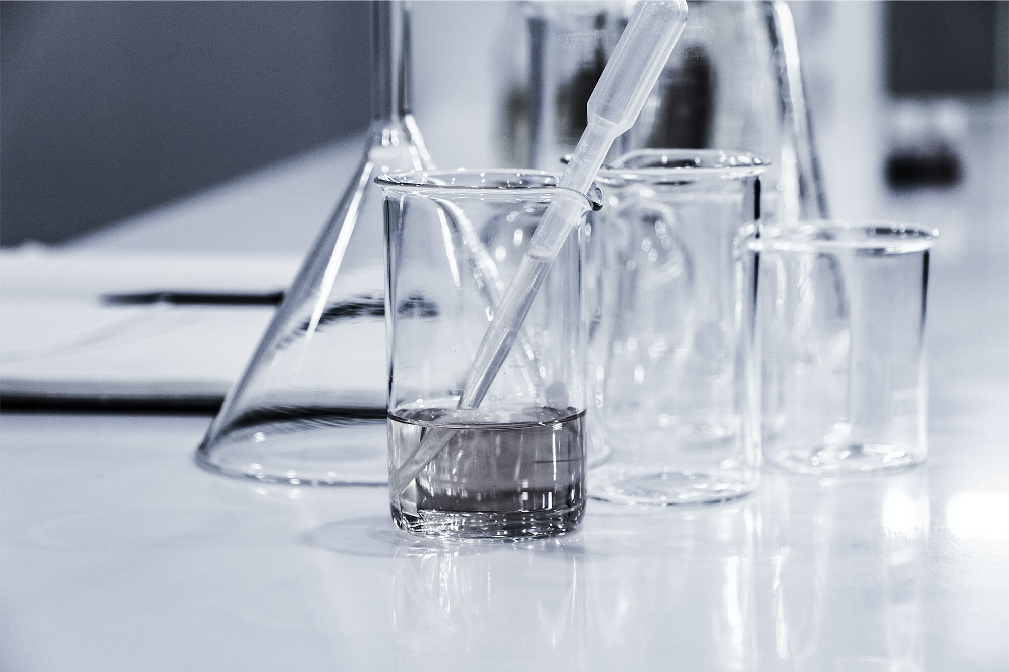 Schadstoffe im Leitungswasser Eine Wasserprobe, die im Labor untersucht wird