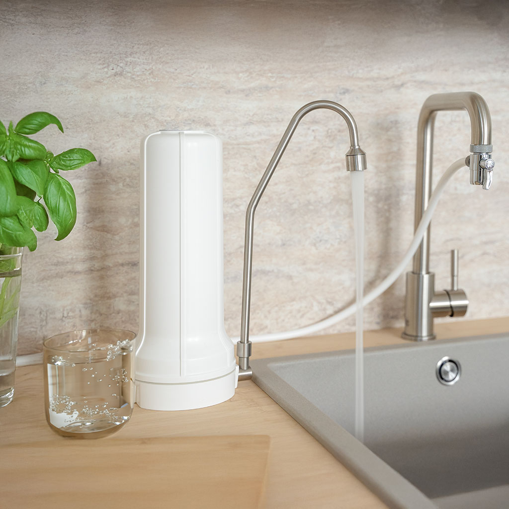 Auftisch-Wasserfilter in der Küche